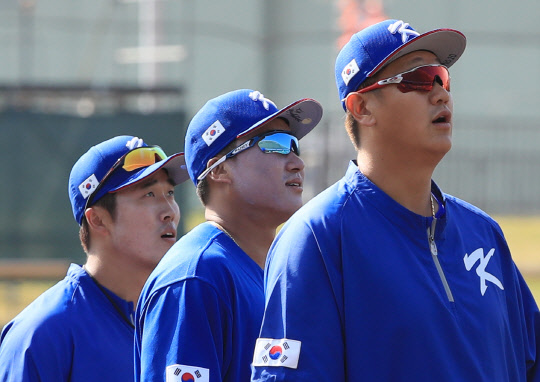 19일 오후 일본 오키나와현 나하  셀룰러 스타디움에서 열린 월드베이스볼클래식(WBC) 한국 야구대표팀과 일본프로야구 요미우리 자이언츠의 평가전. 경기 시작전 이대호, 김태군,허경민이 타구를 바라보고 있다. 사진=연합뉴스
